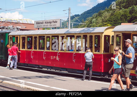 Wilderswil, Oberland Bernois, Suisse - 5 août 2017 : les touristes sur la plate-forme de la gare de Wilderswil prendre train rétro à Schynige Pla Banque D'Images