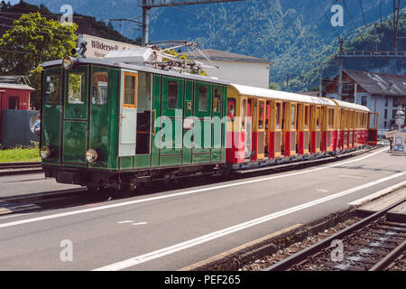 Wilderswil, Oberland Bernois, Suisse - 5 août 2017 : train touristique de Schynige Platte avec de vieilles locomotives de la plate-forme verte à Wilderswi Banque D'Images