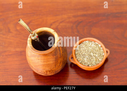 Tisane Mate dans une calebasse calebasse traditionnelle avec bombilla sur une table en bois. Selective focus Banque D'Images