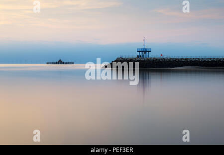 Herne Bay abandonné pier head et Neptune's Arm sur un brise-lames calme soirée d'été sur la côte du Kent. Banque D'Images