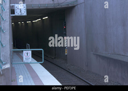 Tunnel de métro vide Scenic Railroad Track avec train vide Cave pistes ouverture dans la montagne et chemin de fer pour le train Banque D'Images