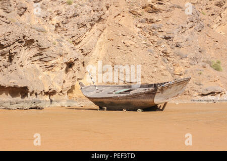 Yiti Muscat Oman beach sur une journée ensoleillée avec le temps nuageux ayant sur les montagnes de l'arrière-plan Banque D'Images