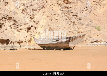 Yiti Muscat Oman beach sur une journée ensoleillée avec le temps nuageux ayant sur les montagnes de l'arrière-plan Banque D'Images