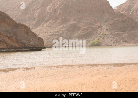 Yiti Muscat Oman beach sur une journée ensoleillée avec le temps nuageux ayant sur les montagnes de l'arrière-plan Banque D'Images