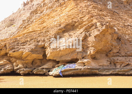 Yiti Muscat Oman beach sur une journée ensoleillée avec le temps nuageux ayant sur les montagnes de l'arrière-plan Banque D'Images