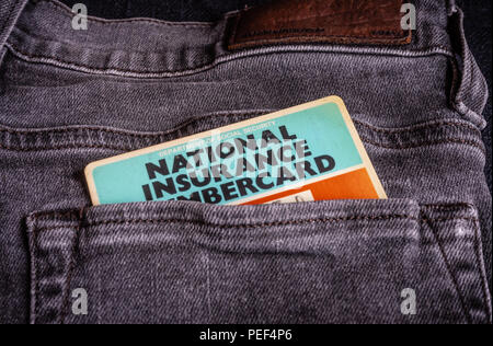 Carte numéro d'assurance nationale britannique sortant d'une poche de pantalon Banque D'Images