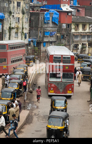 Autobus à deux étages et auto-pousse sur Station Road, Bandra, Mumbai, Inde Banque D'Images