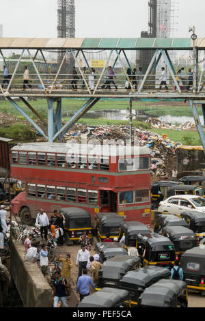 Double decker bus en circulation sur route avec station piétonne de Bandra skywalk ci-dessus, Mumbai, Inde Banque D'Images