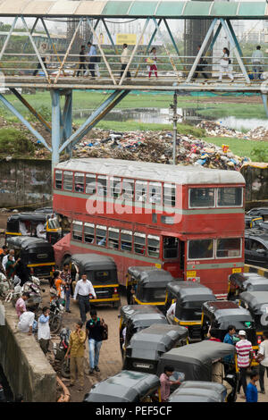 Double decker bus en circulation sur route avec station piétonne de Bandra skywalk ci-dessus, Mumbai, Inde Banque D'Images