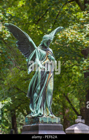 Ange avec Rose, cimetière du nord, Munich, Haute-Bavière, Bavière, Allemagne Banque D'Images