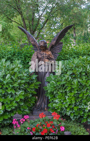Ange avec croix au cimetière nord, graves, Munich, Haute-Bavière, Bavière, Allemagne Banque D'Images