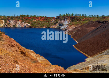 Vue sur le vieux weel maintenant remplir avec de l'eau de la mine abandonnée à Minas de Sao Domingos Village de l'Alentejo au Portugal. Banque D'Images