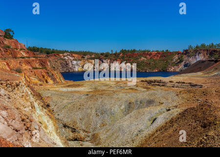 Vue sur le vieux weel maintenant remplir avec de l'eau de la mine abandonnée à Minas de Sao Domingos Village de l'Alentejo au Portugal. Banque D'Images