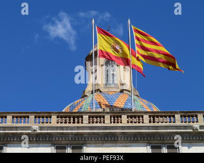 L'espagnol et le Catalan drapeaux flottants au-dessus du gouvernement espagnol. Banque D'Images