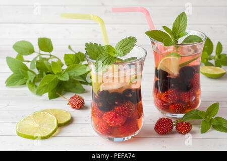 Cocktail avec de cassis, fraise, menthe et citron vert. Boisson d'été de refroidissement Banque D'Images