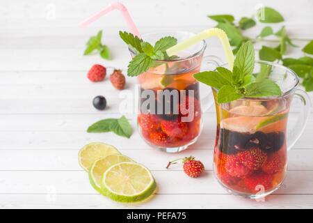 Cocktail avec de cassis, fraise, menthe et citron vert. Boisson d'été de refroidissement Banque D'Images