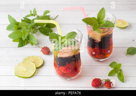 Cocktail avec de cassis, fraise, menthe et citron vert. Boisson d'été de refroidissement Banque D'Images