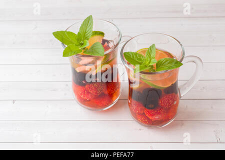 Cocktail avec de cassis, fraise, menthe et citron vert. Boisson d'été de refroidissement Banque D'Images