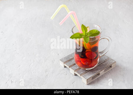 Cocktail avec de cassis, fraise, menthe et citron vert. Boisson d'été de refroidissement Banque D'Images