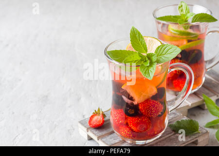 Cocktail avec de cassis, fraise, menthe et citron vert. Boisson d'été de refroidissement Banque D'Images