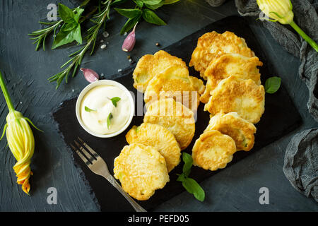 Végétalien beignets de légumes sur fond d'ardoise à découper. Escalopes végétariennes frits ou des crêpes. Le concept de restauration rapide. Vue du dessus du bac mise à plat Banque D'Images