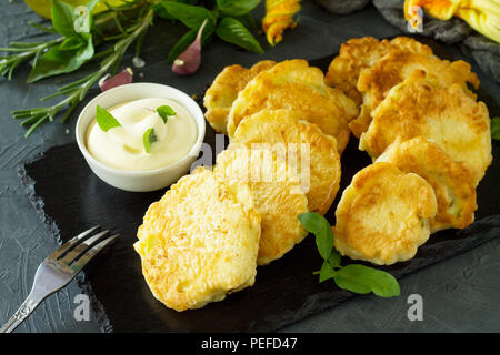 Végétalien beignets de légumes sur fond d'ardoise à découper. Escalopes végétariennes frits ou des crêpes. Le concept de restauration rapide. Banque D'Images