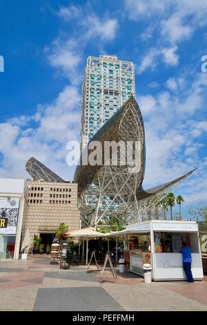 Frank Gehry's giant golden fish / peix d'or sculpture à Barcelone, Espagne. Chaude journée d'août 2018. Banque D'Images