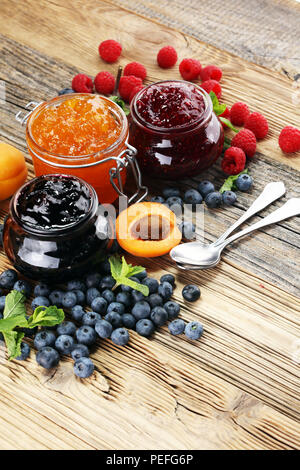 Assortiment de confitures, fruits de saison, abricot, menthe et fruits en marmelade ou en confiture. Banque D'Images