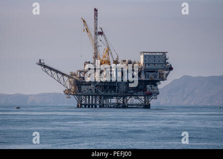 Tours au-dessus de la plate-forme Gina la surface de l'océan calme avec Anacapa Island silhouette dans la distance. Banque D'Images