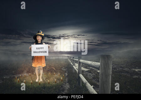 Cute asian little Girl with Happy Halloween accueil. Concept d'Halloween Banque D'Images