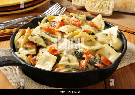 Le fromage ricotta ravioli de homard gastronomique servi dans un poêlon en fonte Banque D'Images