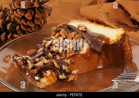 Gâteau au fromage Gourmet chocolat garni de noix et d'une table de dîner de Thanksgiving Banque D'Images