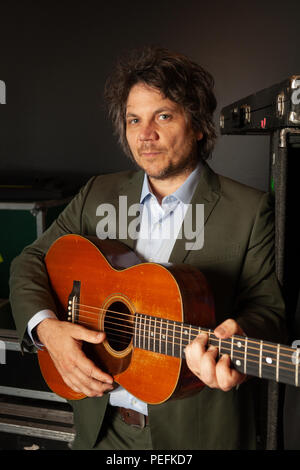 Jeff Tweedy avec guitare, à son espace de répétition dans la région de Chicago, Illinois. Banque D'Images