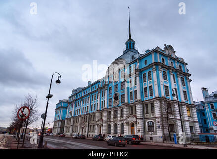 Saint Petersburg, Russie - 30 décembre 2017 : voir l'immeuble de l'École navale de Nakhimov en soirée Banque D'Images