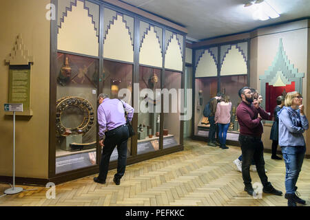 Saint Petersburg, Russie - 2 janvier 2018 : les touristes au Musée d'anthropologie et d'Ethnographie de la Kunstkamera Banque D'Images