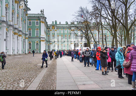 Saint Petersburg, Russie - 3 janvier 2018 : en attente d'Ermitage et Palais d'hiver Banque D'Images