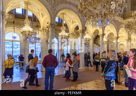 Saint Petersburg, Russie - 3 janvier 2018 : les touristes dans la région de Pavilion Hall Room de Musée de l'Ermitage Banque D'Images