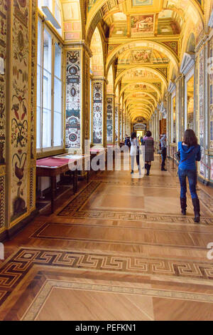 Saint Petersburg, Russie - 3 janvier, 2018:Les touristes à Raphael loggias de Musée de l'Ermitage Banque D'Images