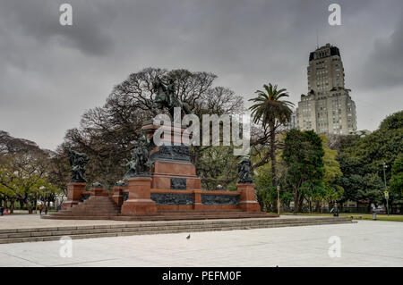 Photo prise en Argentine Buenos Aires, août 2017 : Park avec Skyscraper Cityscape Buenos Aires Argentine Banque D'Images