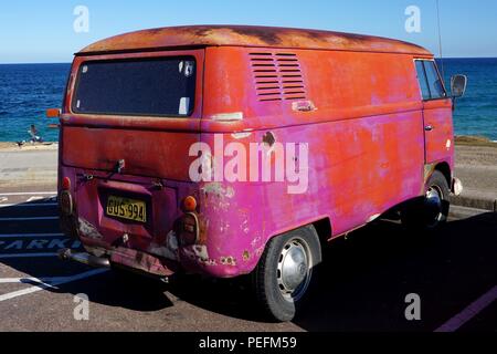 Close Up of Battered, orange et rose Campervan VW sur les soldats Beach, New South Wales, Australie Banque D'Images