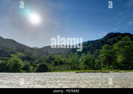 Photo prise à Trindade, Brésil Août 2017 : Pedra da Praia do Meio. Praia do Cachadaco. Plage à l'eau claire. Trindade, Paraty, Rio de Janeiro, Bra Banque D'Images