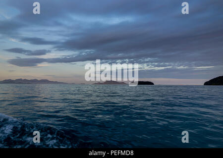 Photo prise à Ilha Grande, Brésil Août 2017 : bateau sur l'océan de l'eau pendant le coucher du soleil Banque D'Images