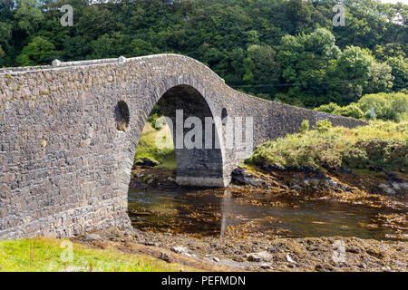 Clachan historiques en pierre pont (pont de l'Atlantique) reliant l'île de Seil (Îles Slate) à la partie continentale écossais, au sud d'Oban, Scotland. Banque D'Images