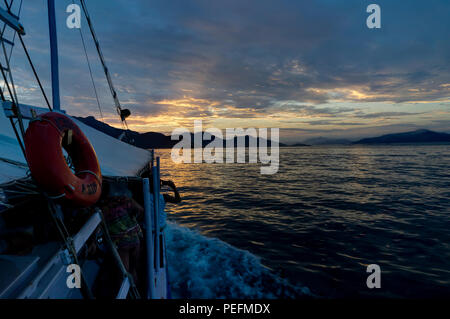 Photo prise à Ilha Grande, Brésil Août 2017 : bateau sur l'océan de l'eau pendant le coucher du soleil Banque D'Images