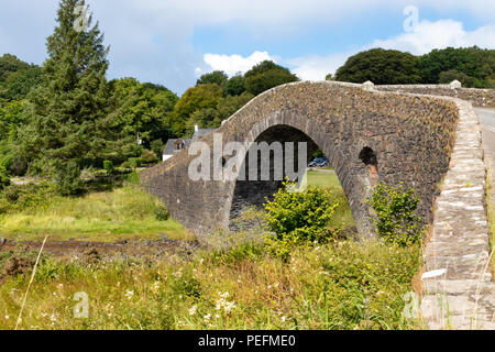 Clachan historiques en pierre pont (pont de l'Atlantique) reliant l'île de Seil (Îles Slate) à la partie continentale écossais, au sud d'Oban, Scotland. Banque D'Images