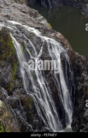Vue élevée de l'eau coulant sur les rochers dans la gorge Barron Banque D'Images