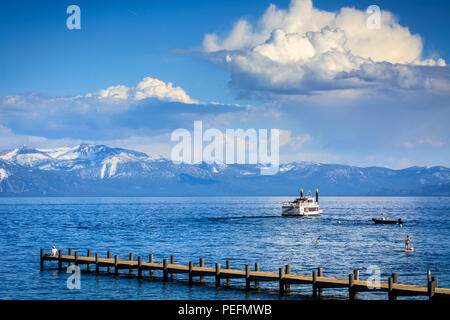 La scène à partir d'un quai à Tahoe City, Californie sur une journée au pittoresque lac Tahoe. Banque D'Images