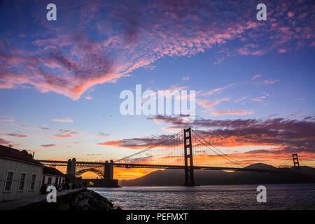 Un magnifique coucher de soleil sur San Francisco au célèbre Golden Gate Bridge et la baie de San Francisco vu de Crissy Field, près de Fort Point. Banque D'Images