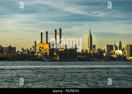 Photo prise à New York, USA, Août 2017 : New York Skyline Manhattan Cityview avec Empire State Building au coucher du soleil Banque D'Images