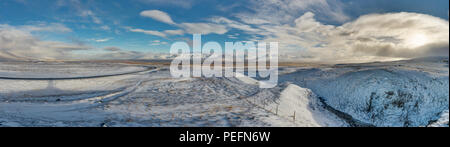 Noël hiver paysage avec des arbres et des montagnes. Paysage de Noël sur un matin ensoleillé avec ciel bleu et les nuages et la neige fraîche. Photo prise dans l'IC Banque D'Images